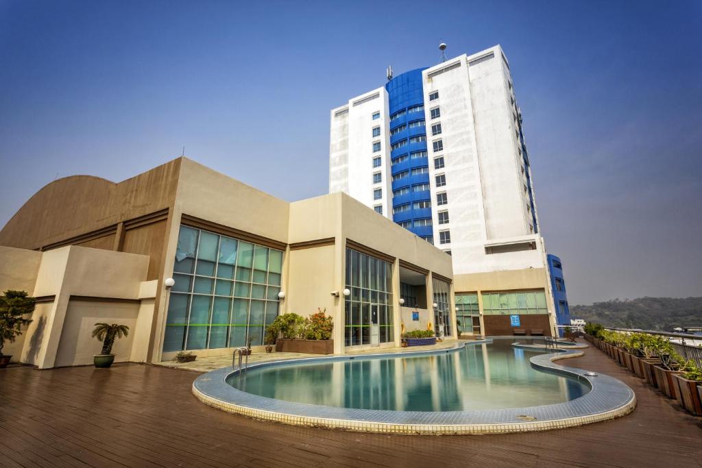 ミリにあるMega Hotel Sdn Bhdの建物前のスイミングプール付き建物