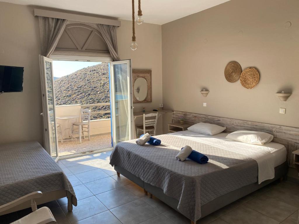 Postel nebo postele na pokoji v ubytování Kohili Kolibithra in Tinos