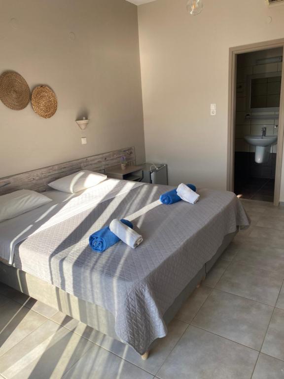 Postel nebo postele na pokoji v ubytování Kohili Kolibithra in Tinos