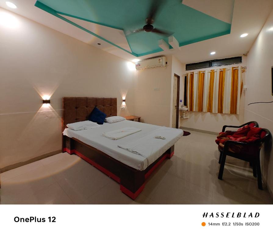 Schlafzimmer mit einem Bett mit grüner Decke in der Unterkunft Kapish International Latur 2 km away from Bus stand & 500 mtr railway station in Lātūr