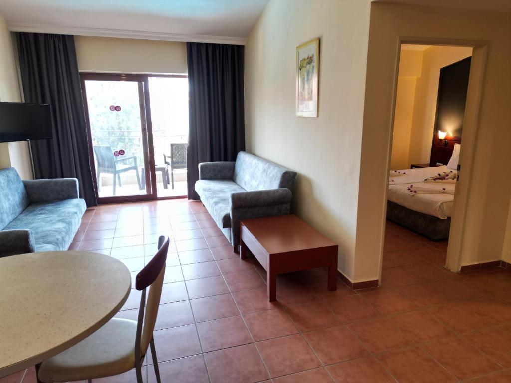 Postel nebo postele na pokoji v ubytování LEMAS SUITE HOTEL