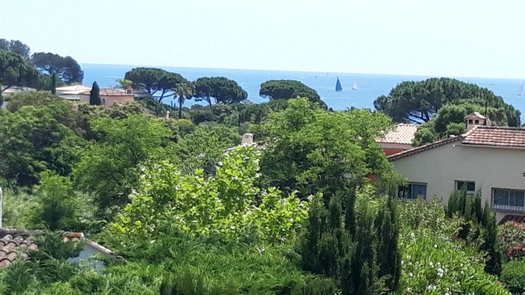 une vue sur l'océan depuis une maison dans l'établissement Le Gecko Sea View, à Sainte-Maxime