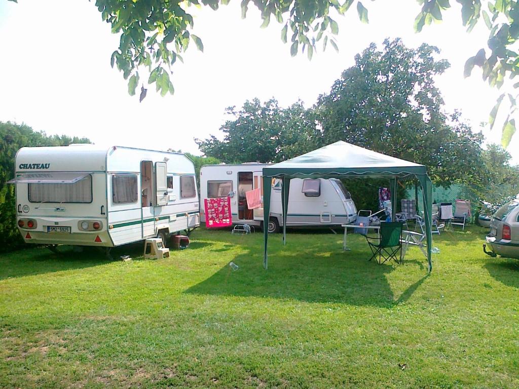 Fotografie z fotogalerie ubytování Chatky a apartmány Pod starým orechom - camp v Veľkém Mederu