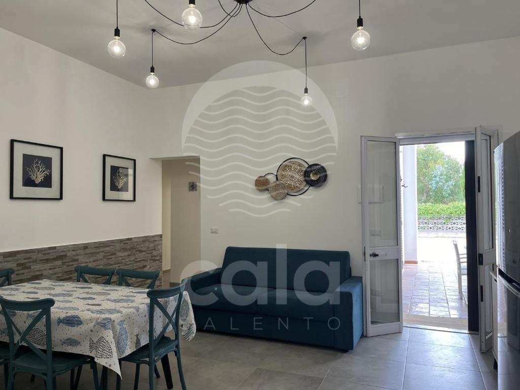 a dining room with a table and a ceiling at Roma n 3 in Torre Lapillo
