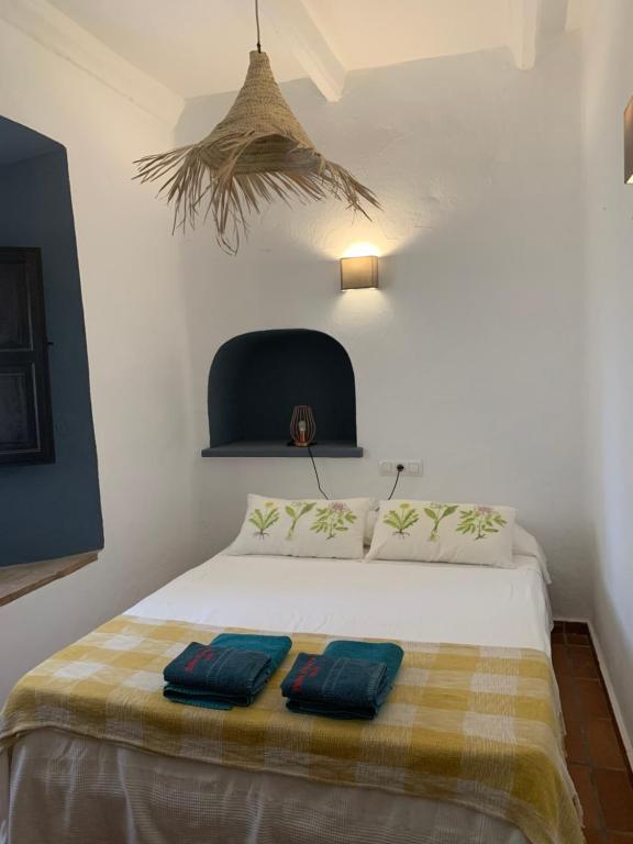 een slaapkamer met een bed met twee handdoeken erop bij Molino El Mastral in Tarifa