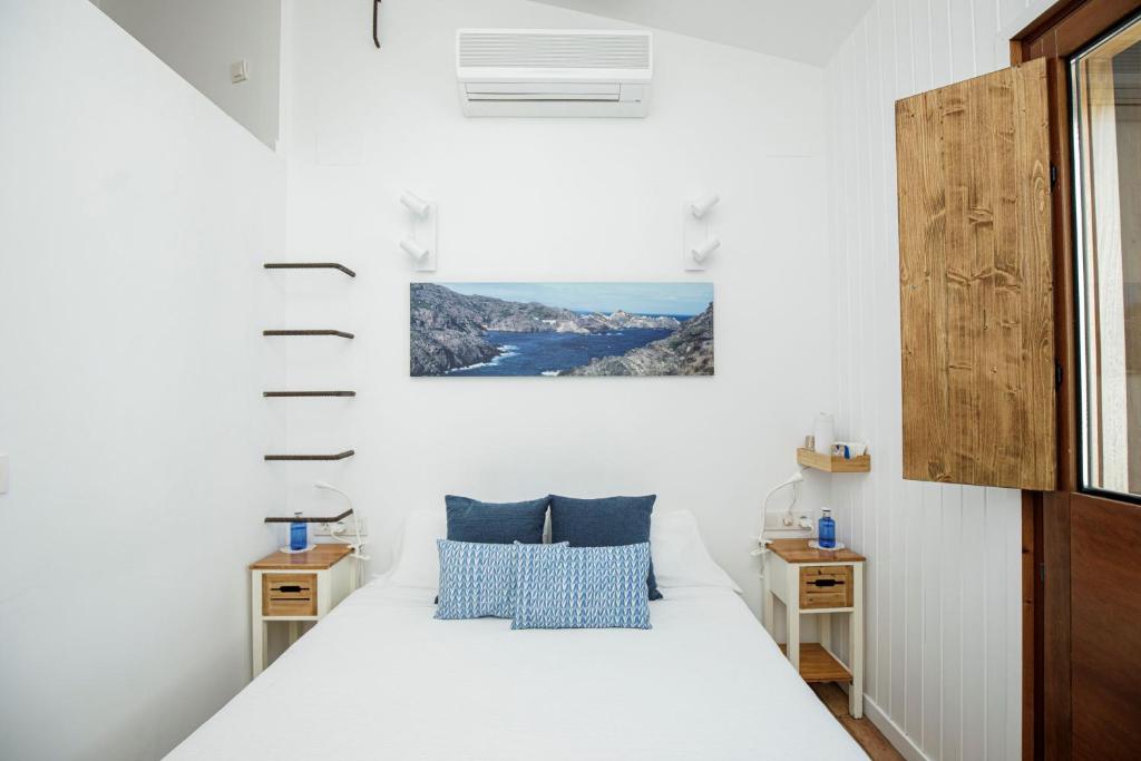 Postel nebo postele na pokoji v ubytování Hostalet de Cadaques by Suma Hotels