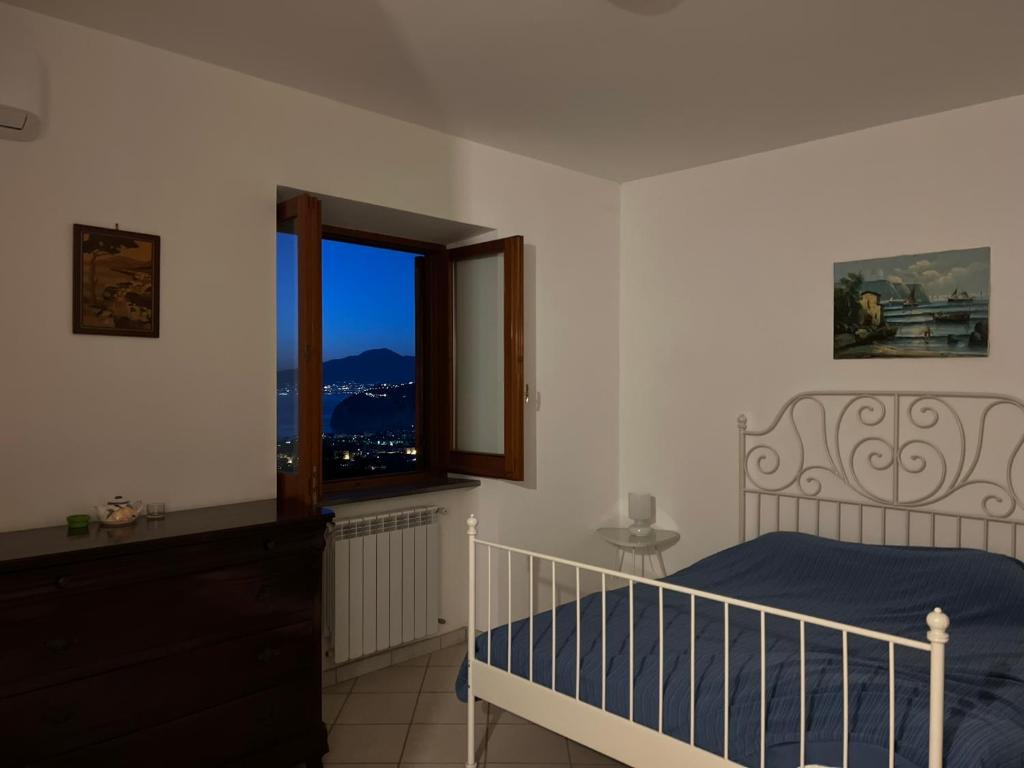 una camera con letto e finestra di Agriturismo b&b L arancio In fiore a Sant'Agnello