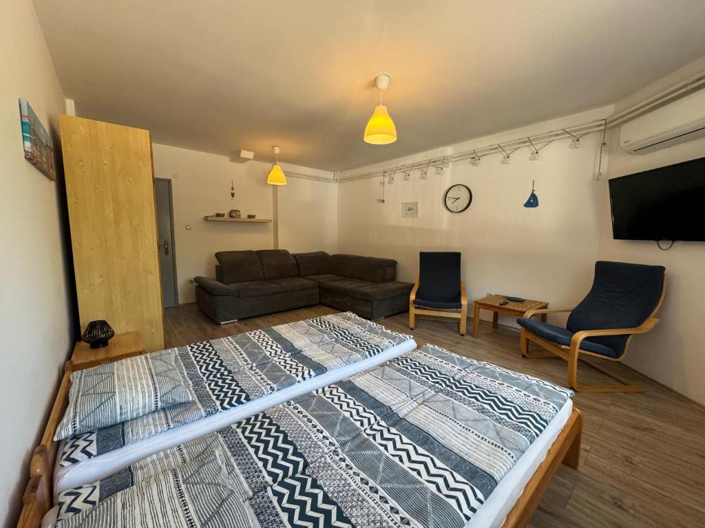 salon z kijem baseballowym na łóżku w obiekcie Borsi Apartman w mieście Balatonalmádi