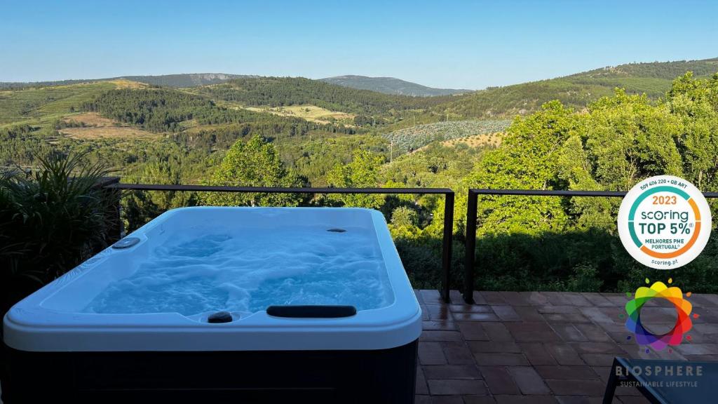 een hot tub met uitzicht op een berg bij Quinta do Barrieiro - Art Selection by Maria Leal da Costa in Marvão