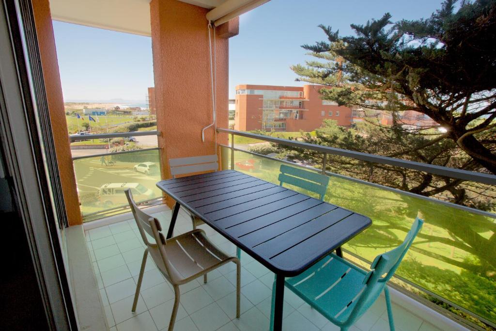 stół i krzesła na balkonie z widokiem w obiekcie Capbreton - CERS - Plage - Famille - Wifi w mieście Capbreton