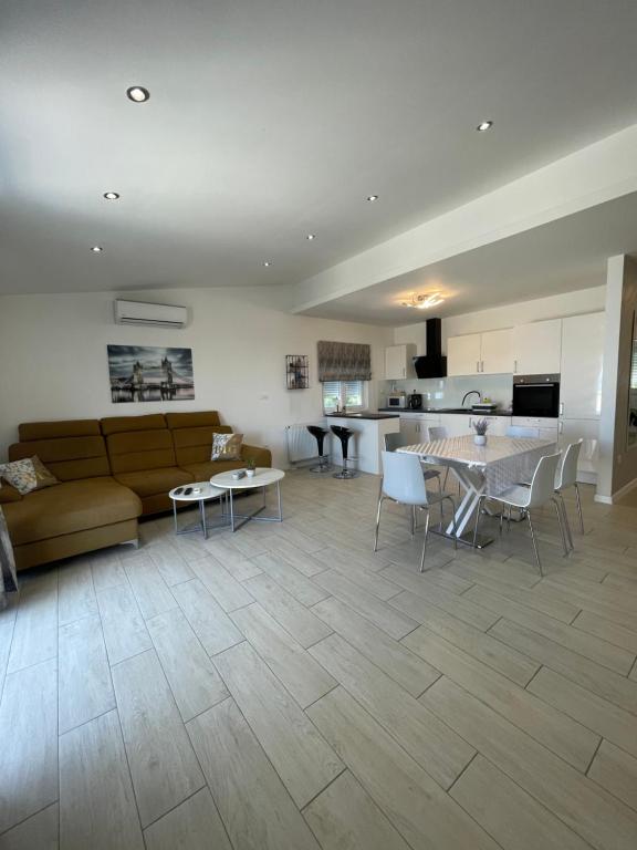 Posedenie v ubytovaní Apartman Mili