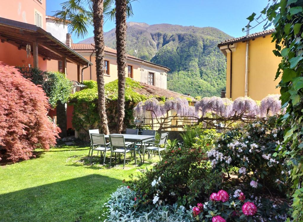 Casa Bia في بورليتسا: حديقة بها طاولة وكراسي وزهور