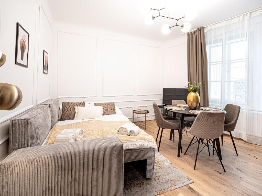 Beautifully renovated apartments at Lesser Town - 16