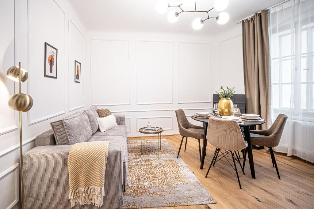 Beautifully renovated apartments at Lesser Town - 11