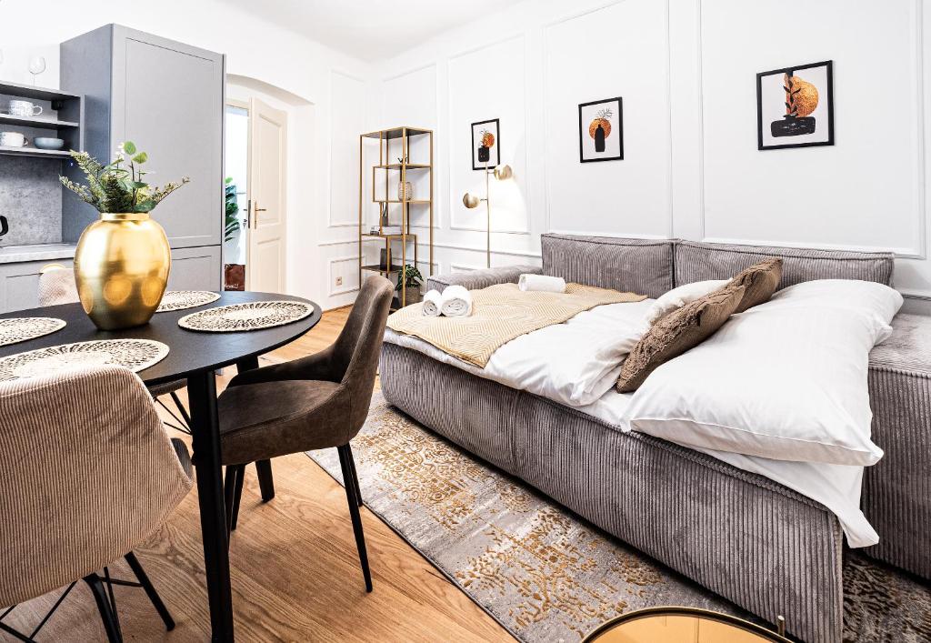 Beautifully renovated apartments at Lesser Town - 17