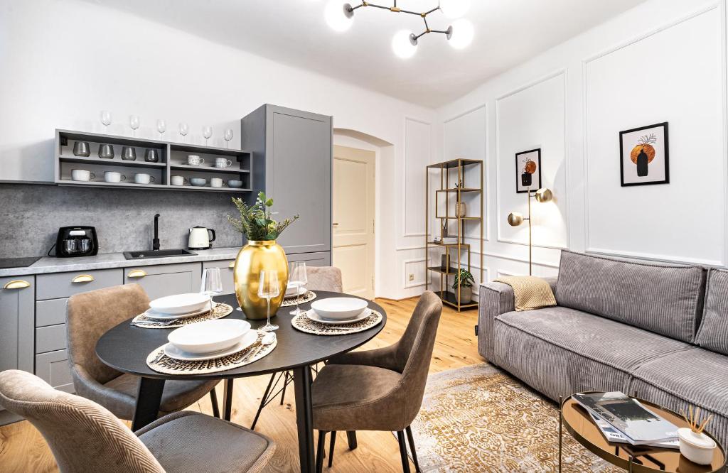 Beautifully renovated apartments at Lesser Town - 10