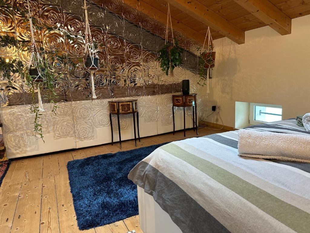 Postel nebo postele na pokoji v ubytování Residence Belvedere Barcis Mansarde