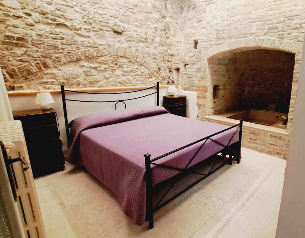 佩魯賈的住宿－La Scalinata Apartment，一间卧室配有一张床和浴缸