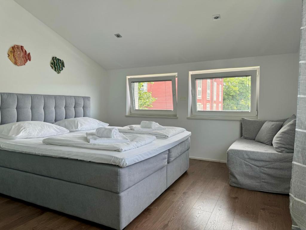科佩爾的住宿－Apartments & rooms Artemus Belveder，一间卧室配有一张大床和一张沙发