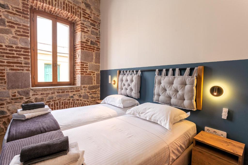 Postel nebo postele na pokoji v ubytování ISSA Lesvos