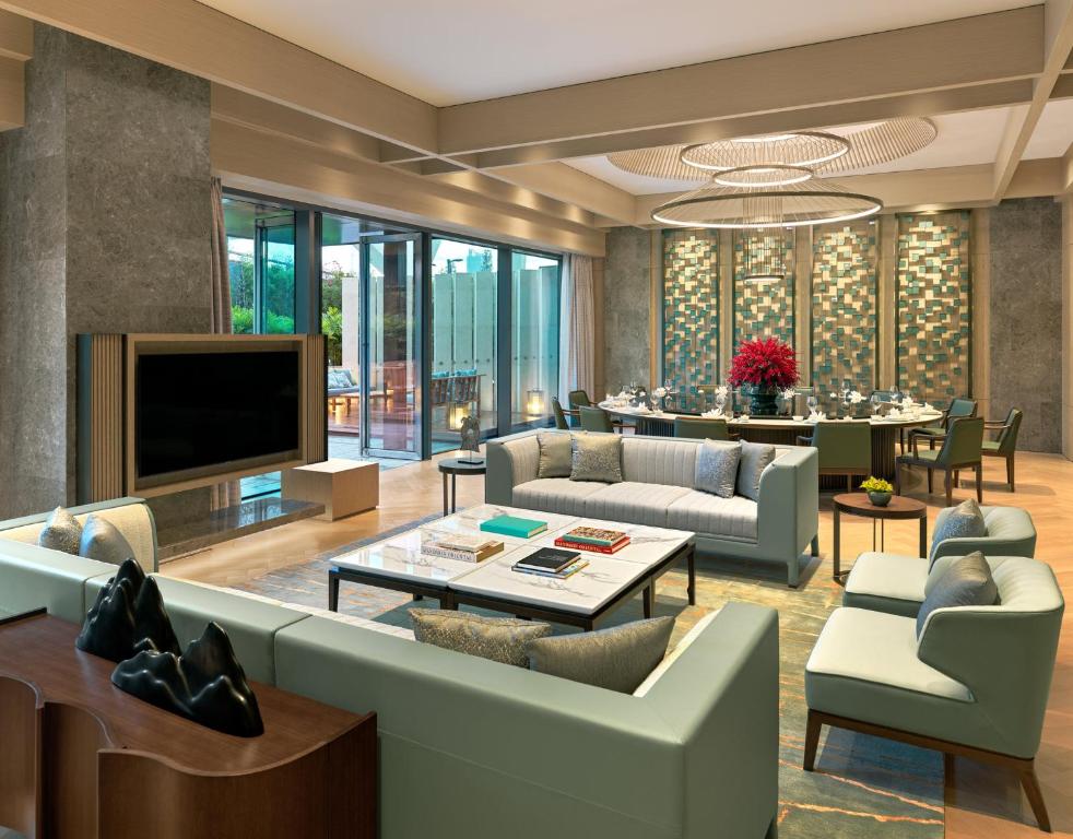 TV a/nebo společenská místnost v ubytování Mandarin Oriental, Shenzhen
