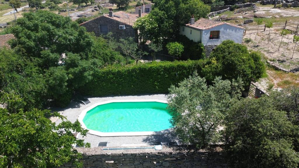 uma vista superior de uma piscina num quintal em La Casa de los Arribes em Fornillos de Fermoselle