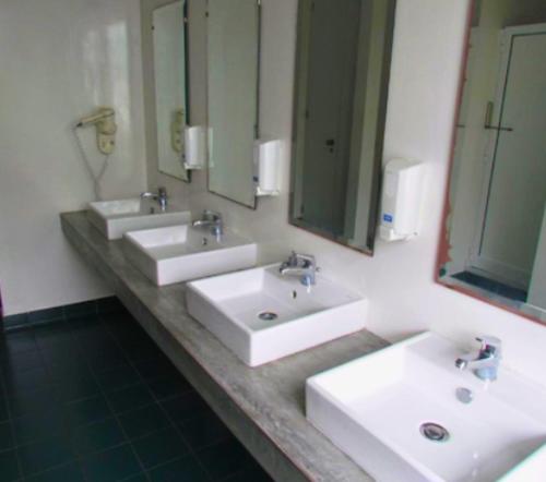 Ένα μπάνιο στο Azores Youth Hostels - Pico