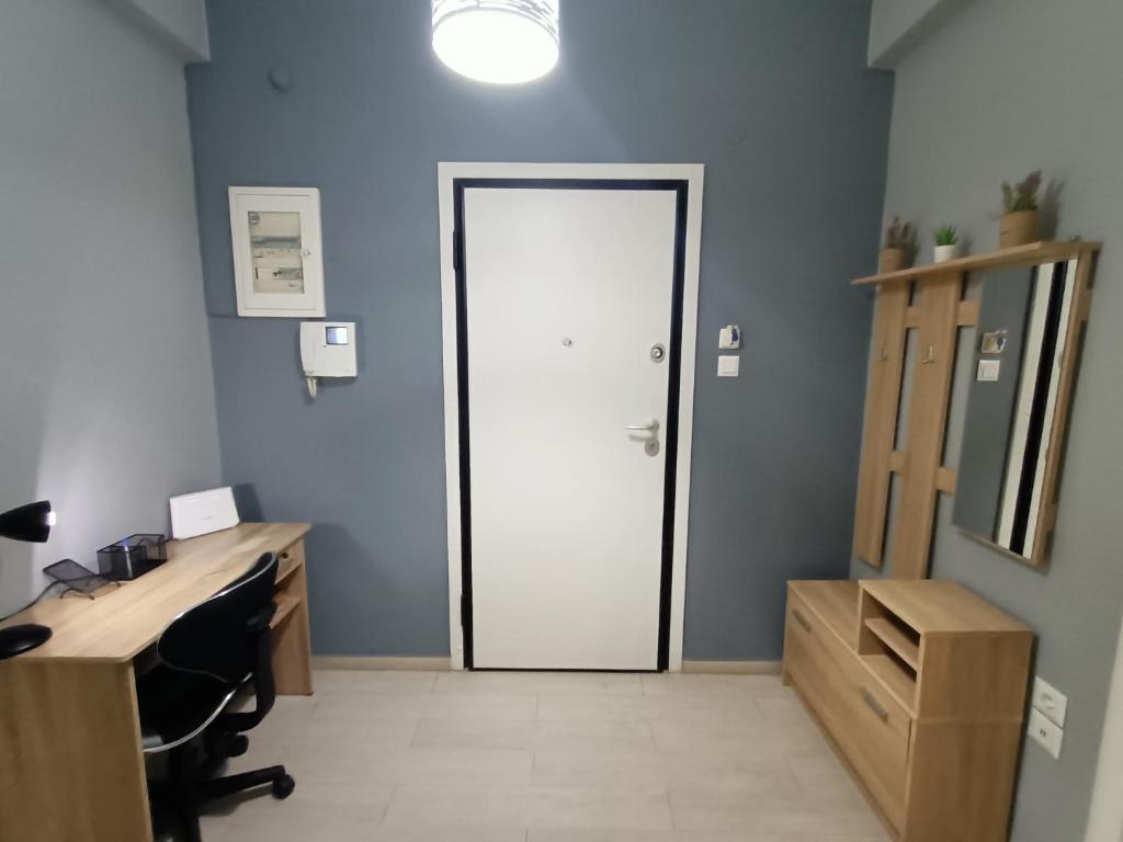 ein Büro mit einer weißen Tür und einem Schreibtisch in der Unterkunft Couple's Escape in Athen
