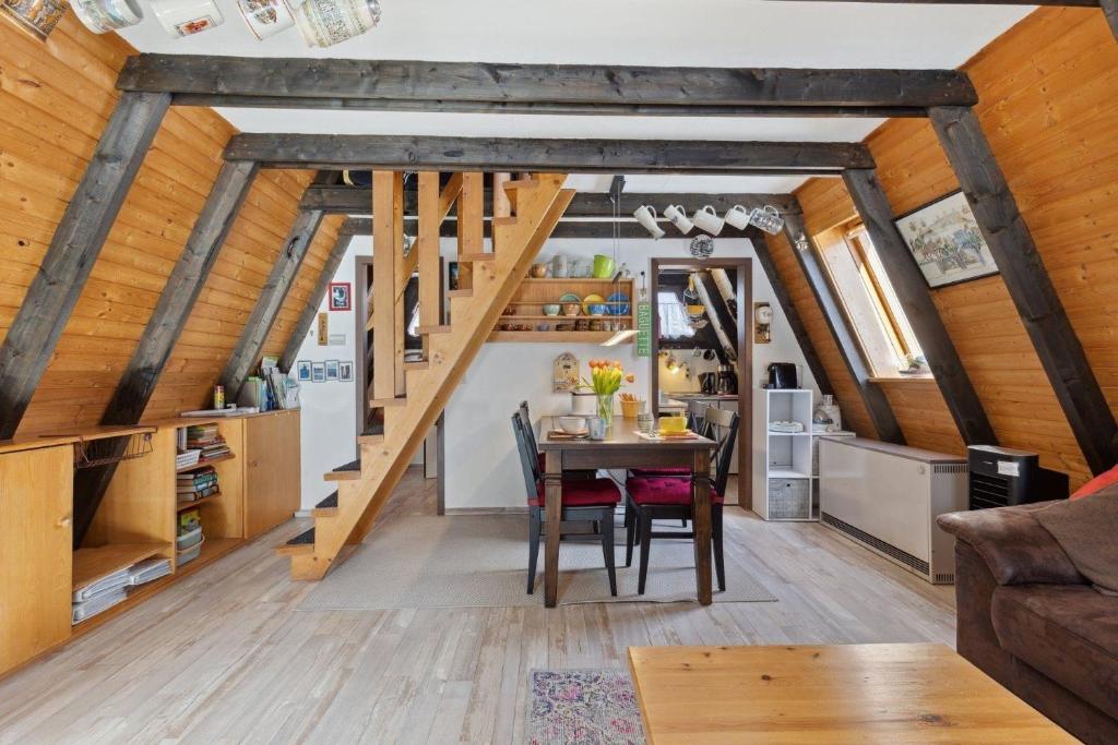 een keuken en een woonkamer met houten plafonds en een tafel bij Ferienhaus in Lichtenberg mit Garten, Terrasse und Grill - b48741 in Lichtenberg