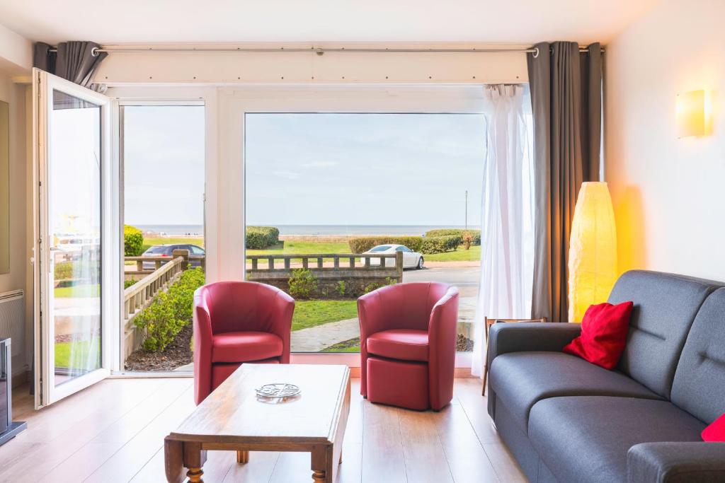 un salon avec un canapé, des chaises et une table dans l'établissement Spacieux appart pour 6, front de mer, centre, à Le Touquet-Paris-Plage