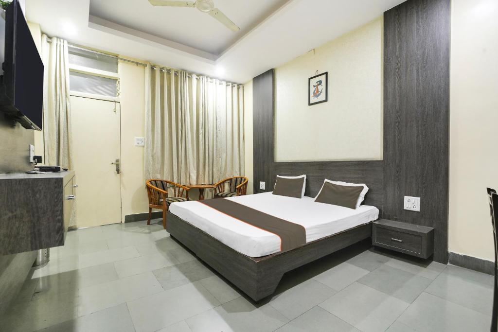 1 dormitorio con 1 cama grande en una habitación en Collection O Hotel Silver Inn, en Bhopal