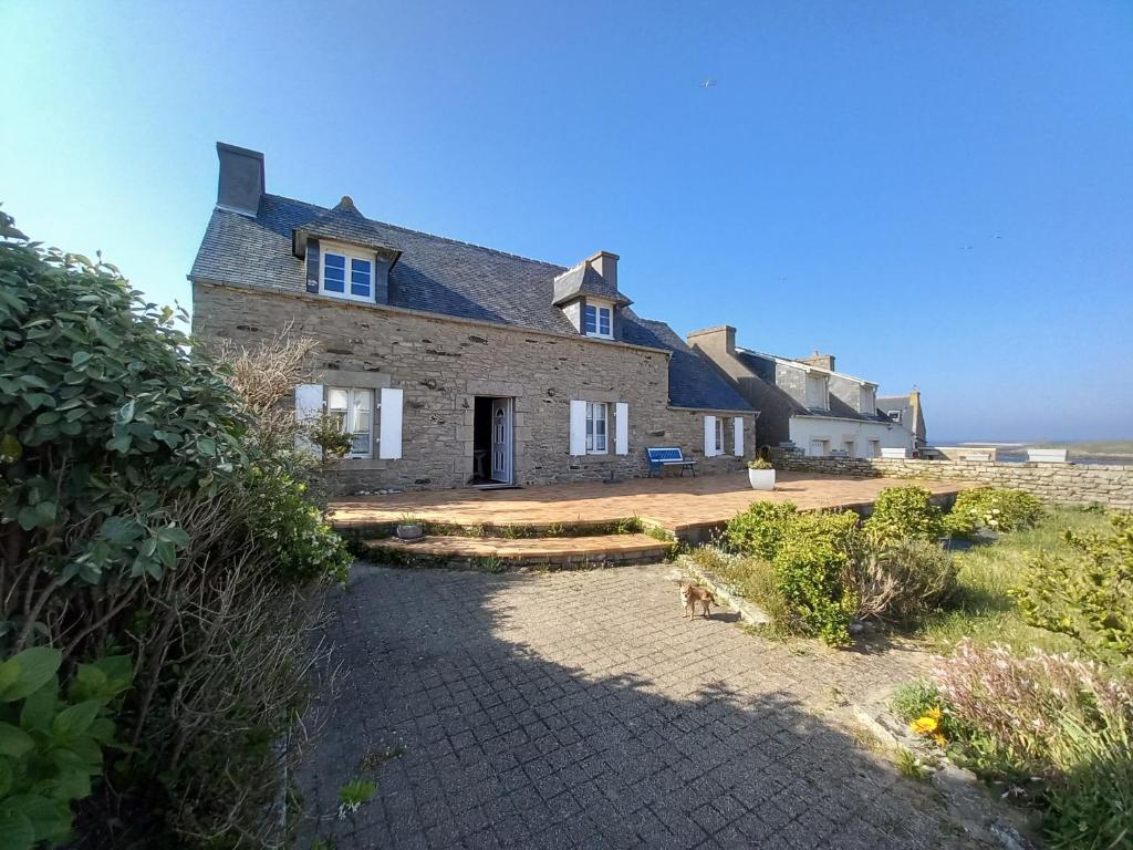 une grande maison en pierre sur la plage dans l'établissement Molène, à Petit Port
