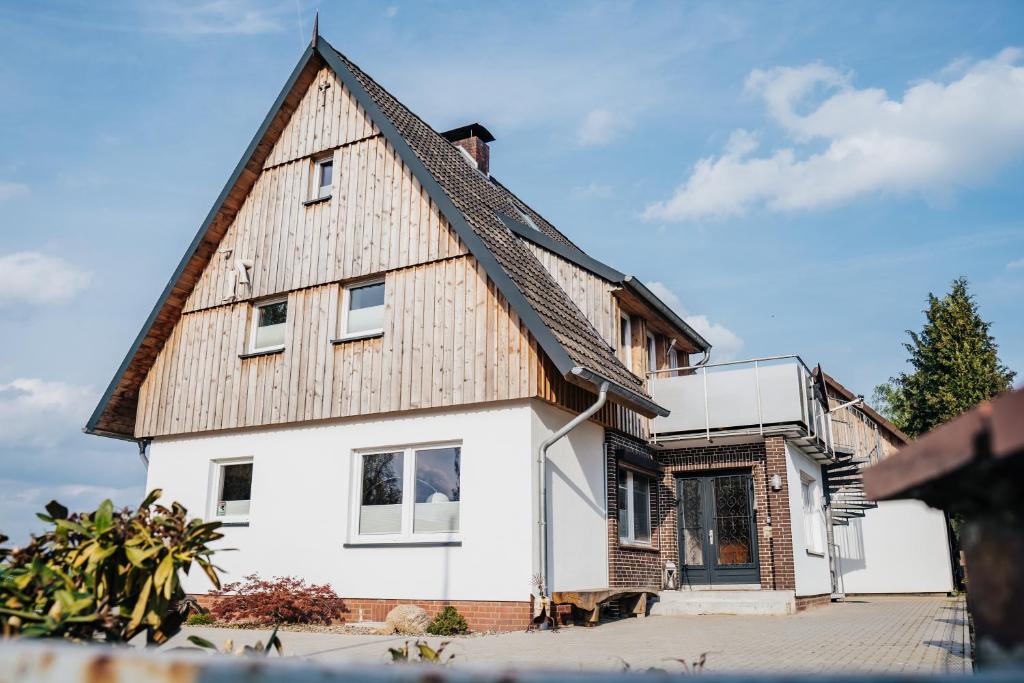 uma grande casa branca com um telhado de gambrel em Ferienwohnung Gitte em Schneverdingen