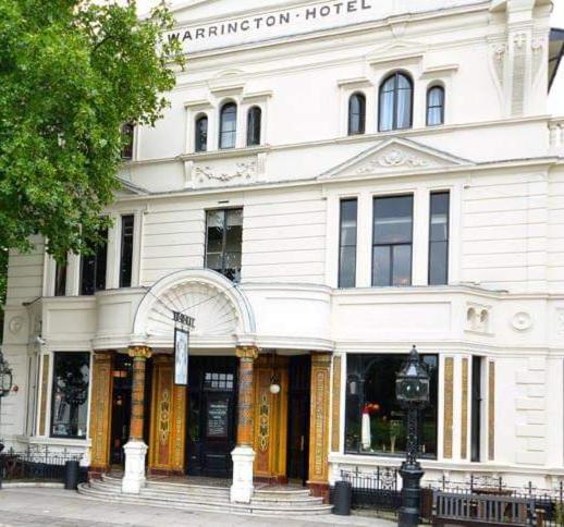 倫敦的住宿－The Warrington，街道上的白色建筑和酒店
