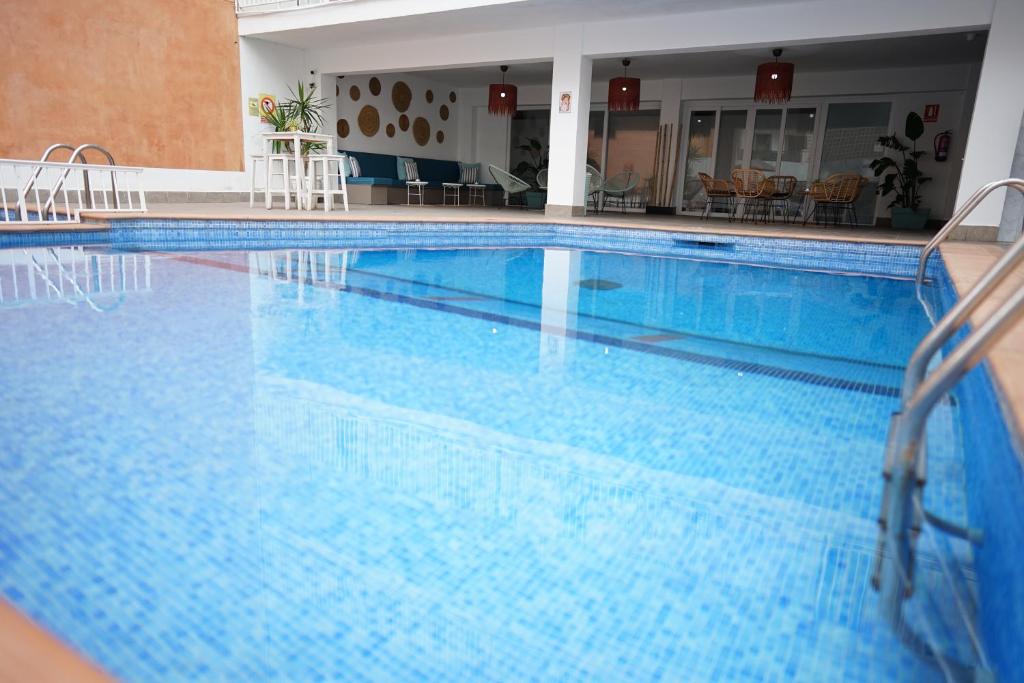 uma grande piscina azul num hotel em Hotel Teide em El Arenal