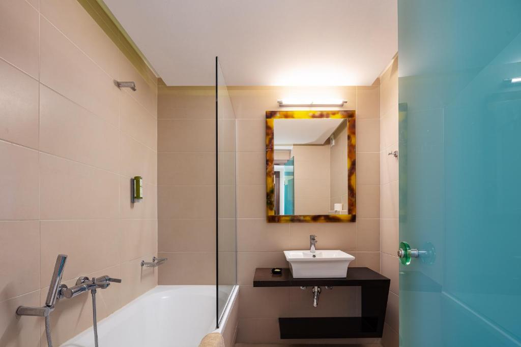 Steris Elegant Beach Hotel - 19