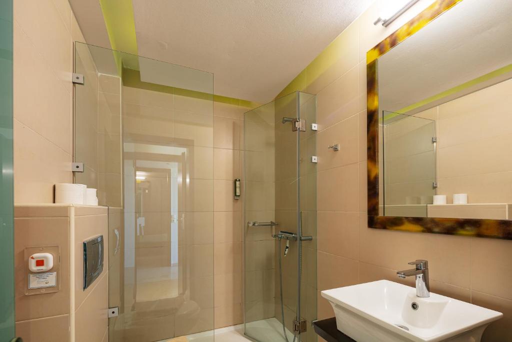 Steris Elegant Beach Hotel - 17