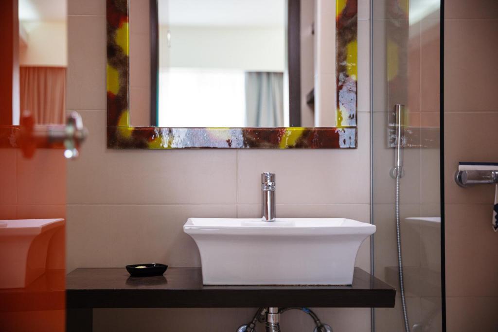 Steris Elegant Beach Hotel - 2