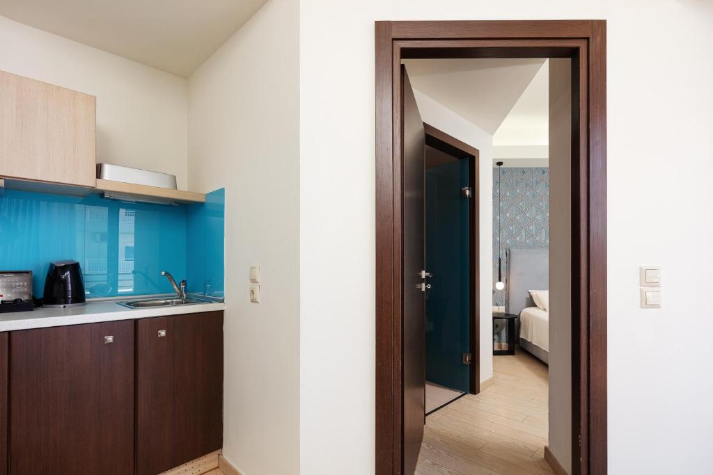 Steris Elegant Beach Hotel - 11