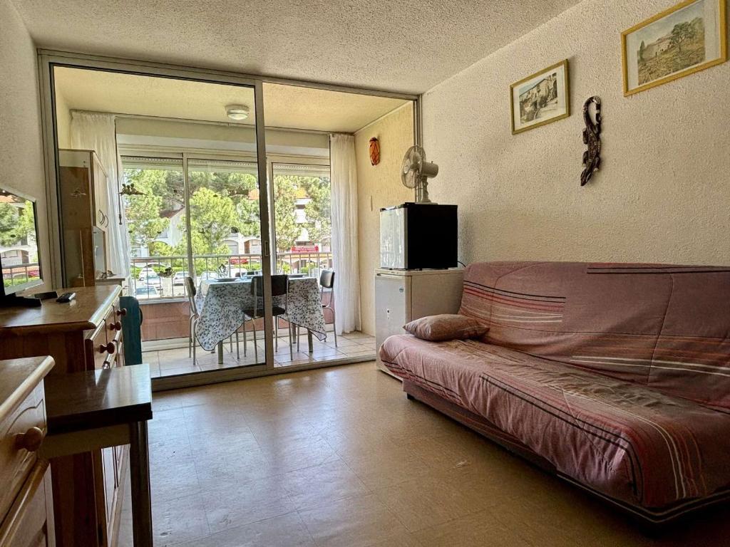 une chambre avec un lit et un balcon avec une table dans l'établissement Appartement 2 Pièces avec Piscine, Parking, à 400m de la Plage - Argelès-sur-Mer - FR-1-225-629, à Argelès-sur-Mer