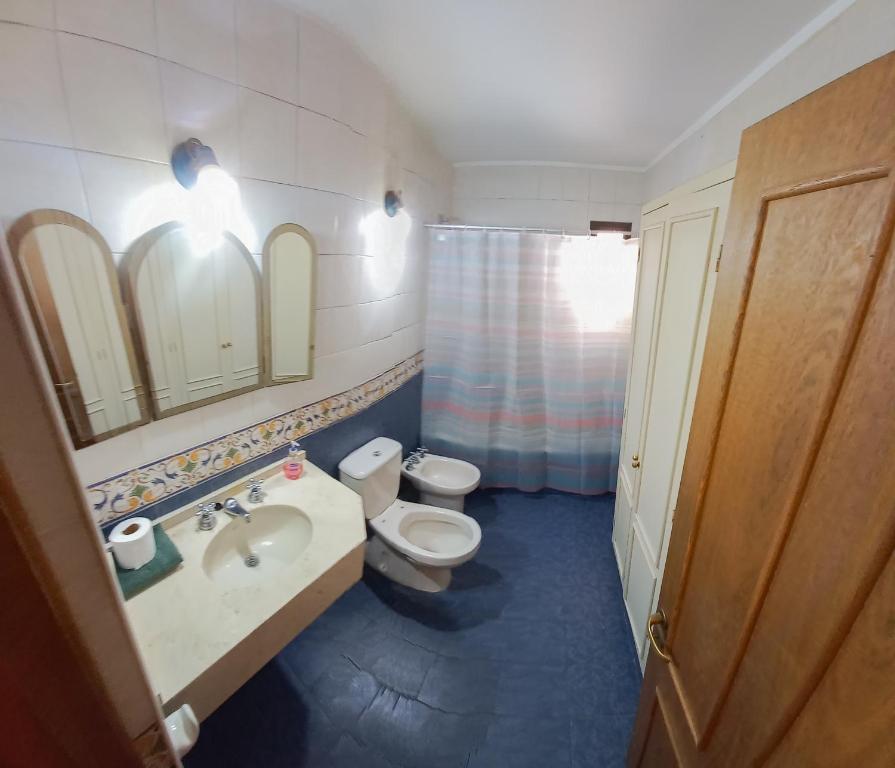 een badkamer met een toilet en een wastafel bij Casa Avellaneda in Mendoza