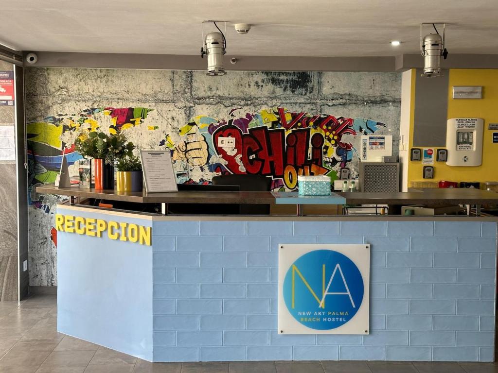 New Art Hostel - Albergue Juvenil في بالما دي ميورقة: كونتر في مطعم مع كتابات على الحائط