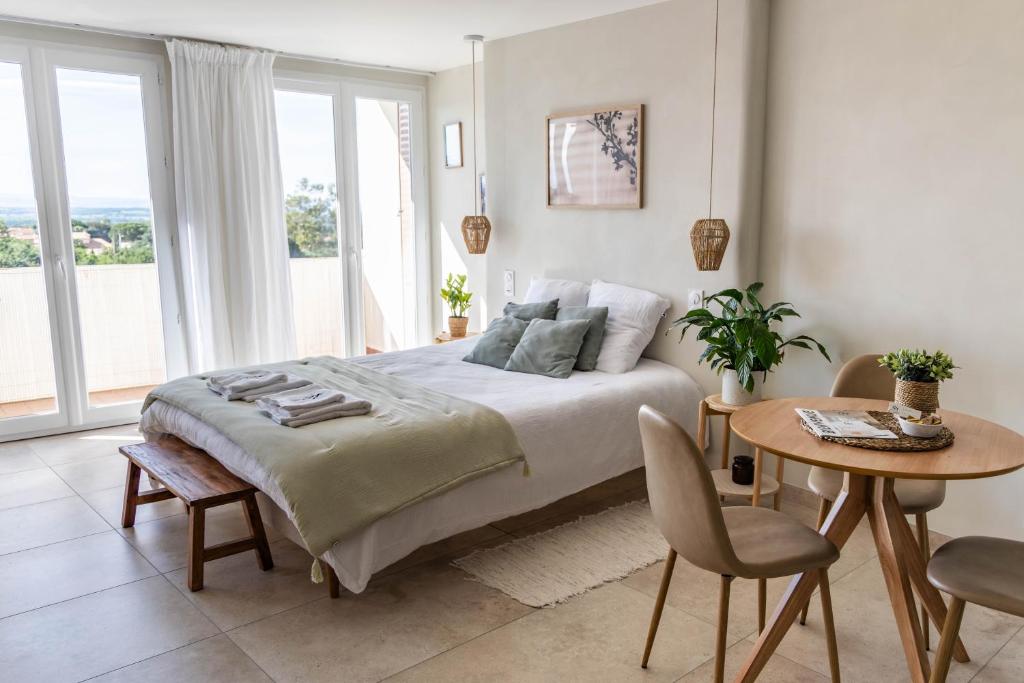 Rúm í herbergi á VUE 180°, superbe appartement cocooning !