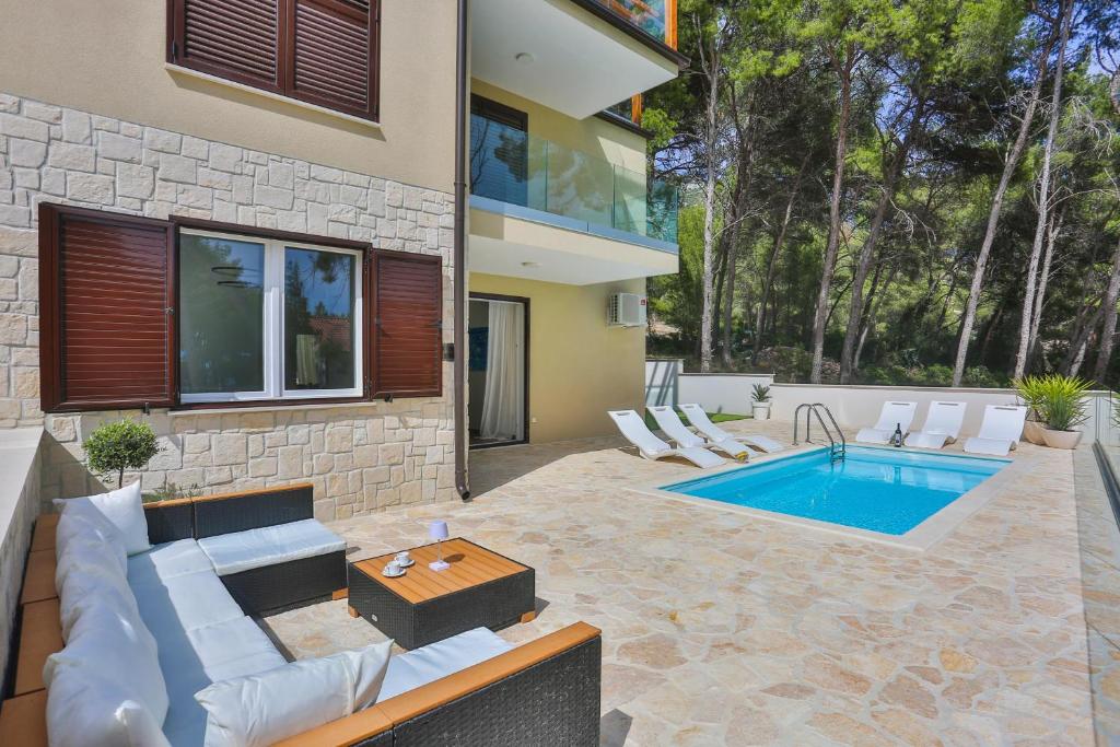een huis met een zwembad in een tuin bij Luxury Apartment Blue in Ivan Dolac