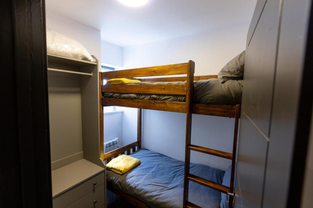 Palanda nebo palandy na pokoji v ubytování Victoria Apartments