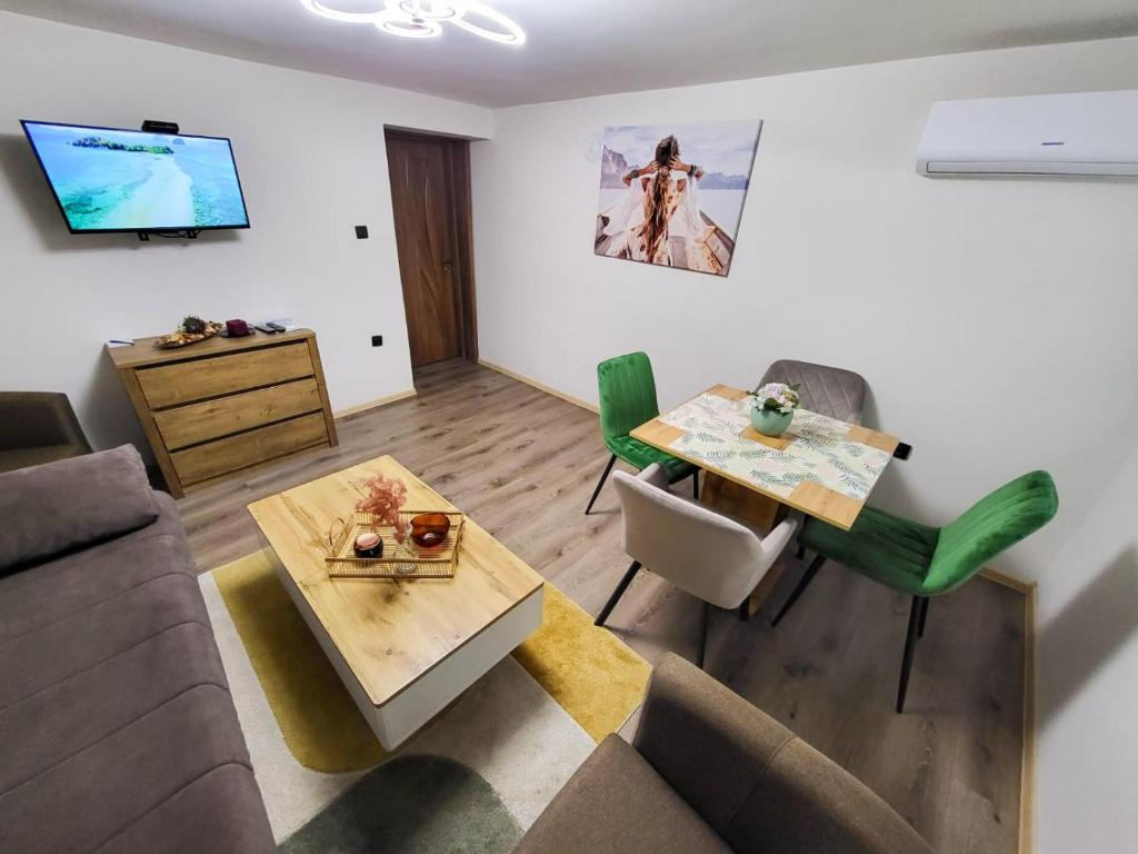 - un salon avec un canapé et une table dans l'établissement ToP center of Varna, à Varna