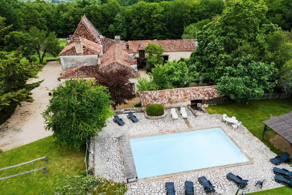 eine Luftansicht eines Hauses mit Pool in der Unterkunft La Jembertie en Périgord in Grignols