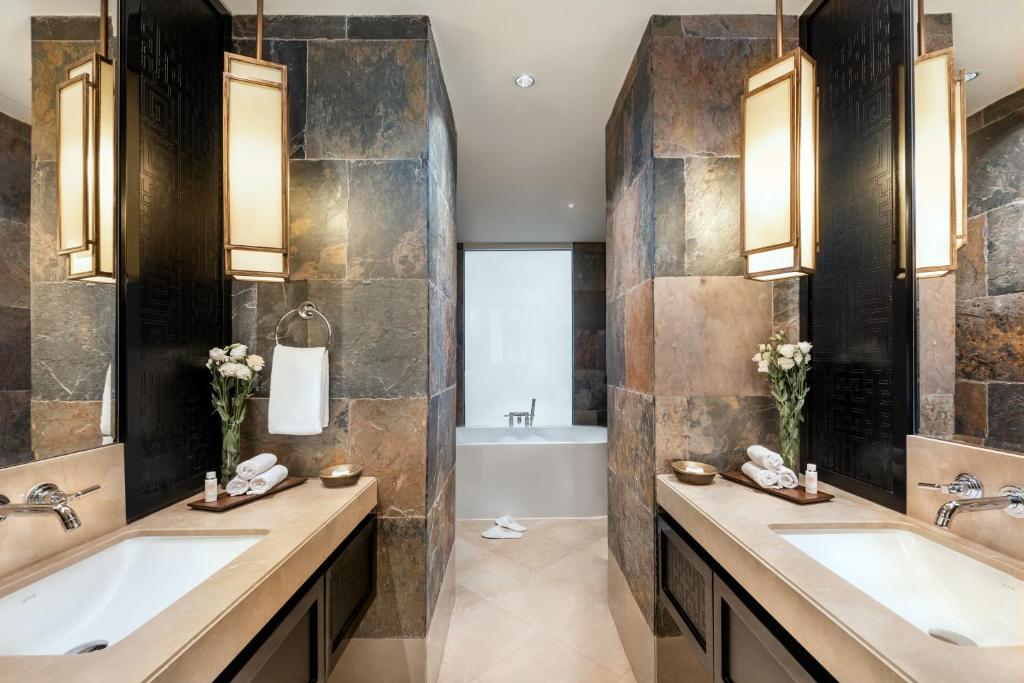 Ein Badezimmer in der Unterkunft Oaks Ibn Battuta Gate Dubai