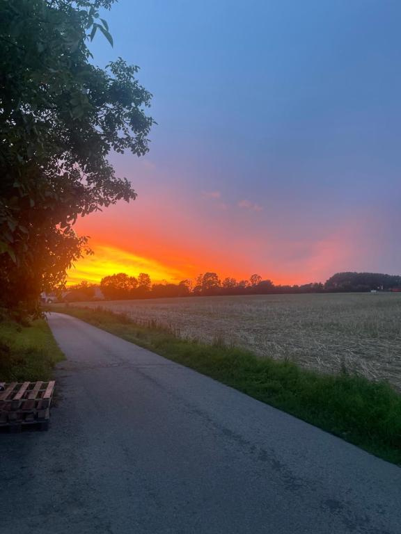 Východ nebo západ slunce při pohledu z bed and breakfast nebo okolí