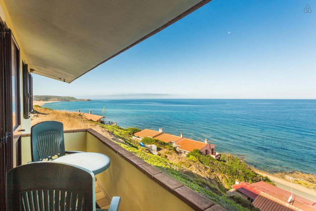 balcone con vista sull'oceano. di Sardegna Incontaminata Apartments SUPER VISTA MARE a Torre Dei Corsari
